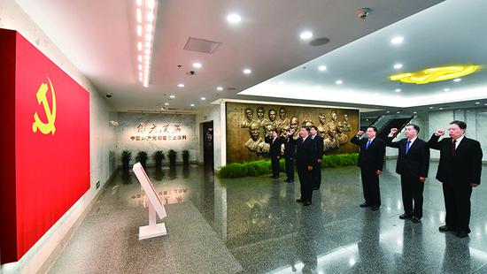 2017年10月31日，中共中央總書(shū)記、國家主席、中央軍委主席習近平帶領(lǐng)中共中央政治局常委李克強、栗戰書(shū)、汪洋、王滬寧、趙樂(lè )際、韓正，瞻仰上海中共一大會(huì )址和浙江嘉興南湖紅船。這是31日上午，在上海中共一大會(huì )址紀念館，習近平帶領(lǐng)其他中共中央政治局常委同志一起重溫入黨誓詞。 新華社記者 李濤/攝