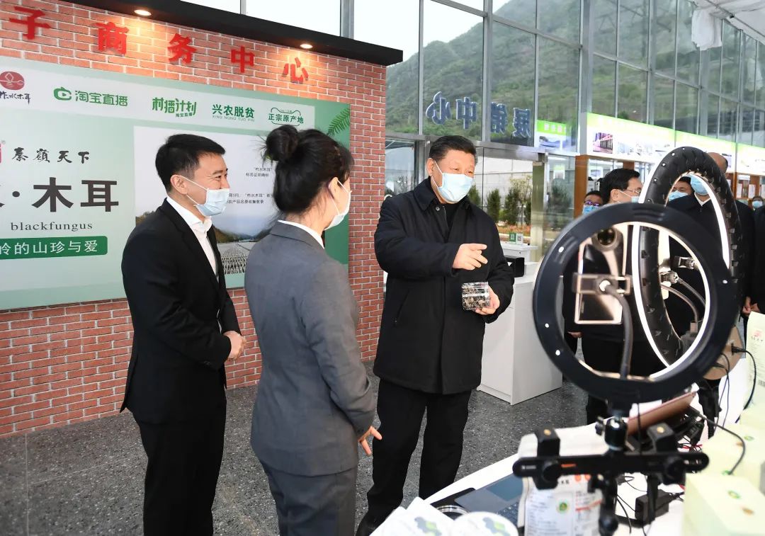 2020年4月20日，習近平在商洛市柞水縣小嶺鎮金米村培訓中心，了解該村發(fā)展木耳產(chǎn)業(yè)情況。新華社記者 謝環(huán)馳 攝