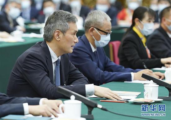  5月24日，全國人大代表羅杰（左一）參加湖北代表團的審議并發(fā)言。新華社記者 黃敬文 攝
