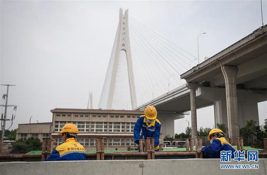  4月30日，來(lái)自中鐵七局的建設者在武漢武九北綜合管廊工程施工現場(chǎng)作業(yè)。新華社記者 肖藝九 攝