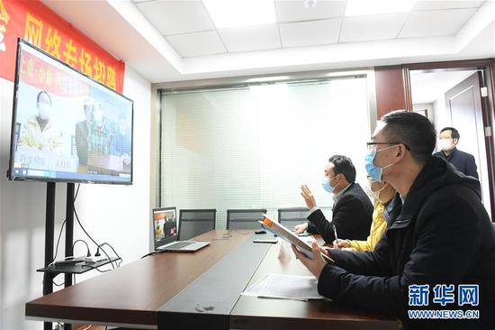  3月11日，在浙江省紹興市上虞區人社局，上虞區用人企業(yè)和四川省小金縣務(wù)工人員進(jìn)行網(wǎng)絡(luò )專(zhuān)場(chǎng)招聘。新華社記者 翁忻旸 攝