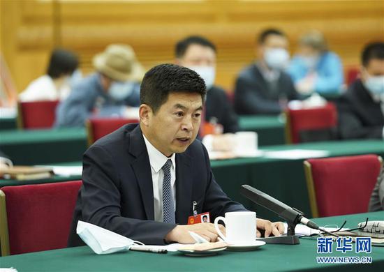  5月22日，全國人大代表費東斌參加內蒙古代表團的審議并發(fā)言。新華社記者 黃敬文 攝